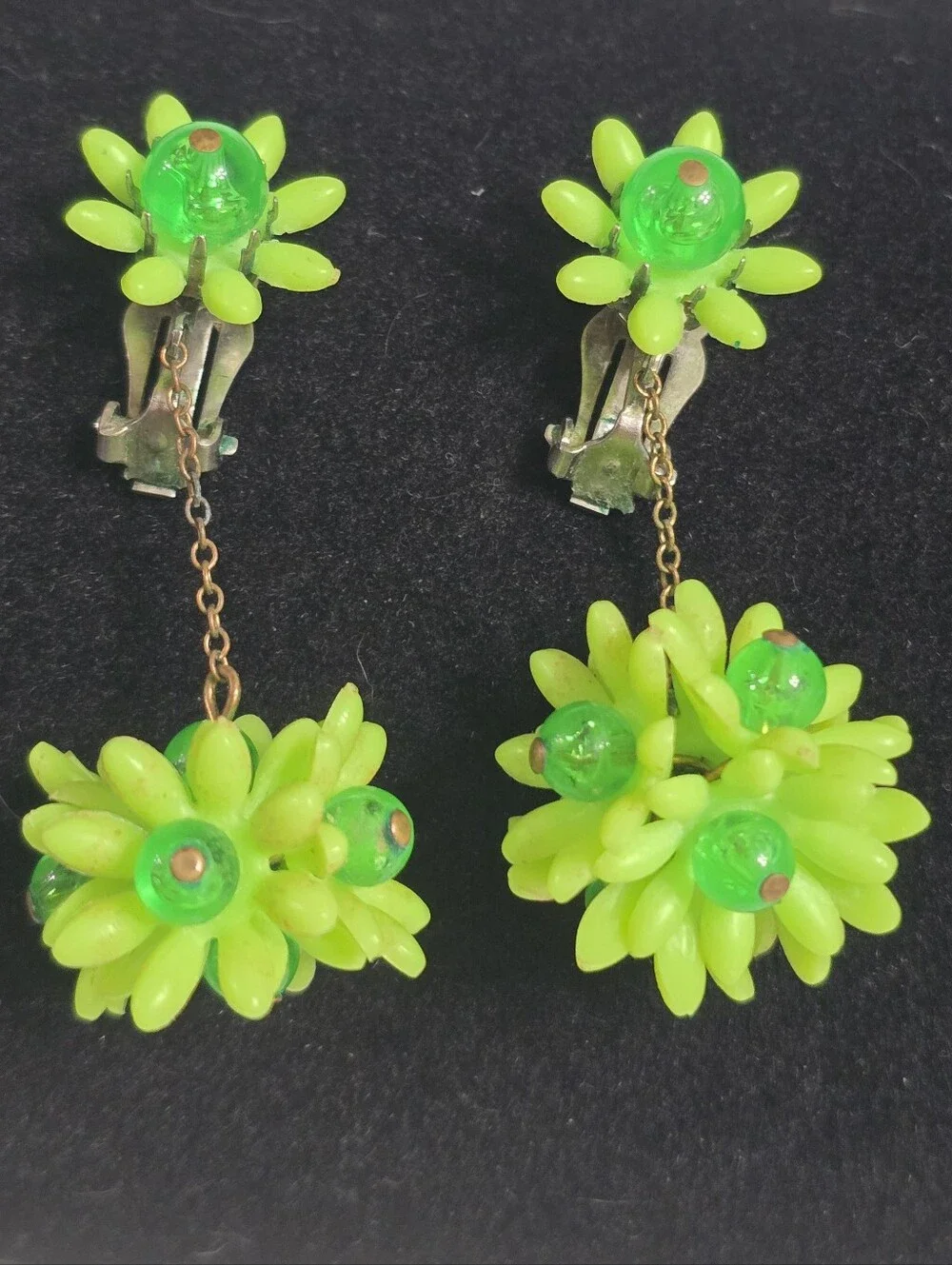 Vintage 60s Neon Green Floral Daisy Dangle Clip-On Kitschy Earrings - Picture 2 of 12